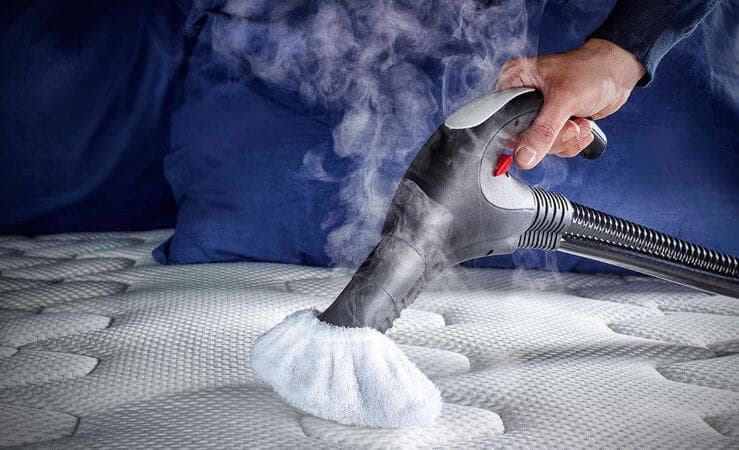 Matelas en cours de nettoyage vapeur